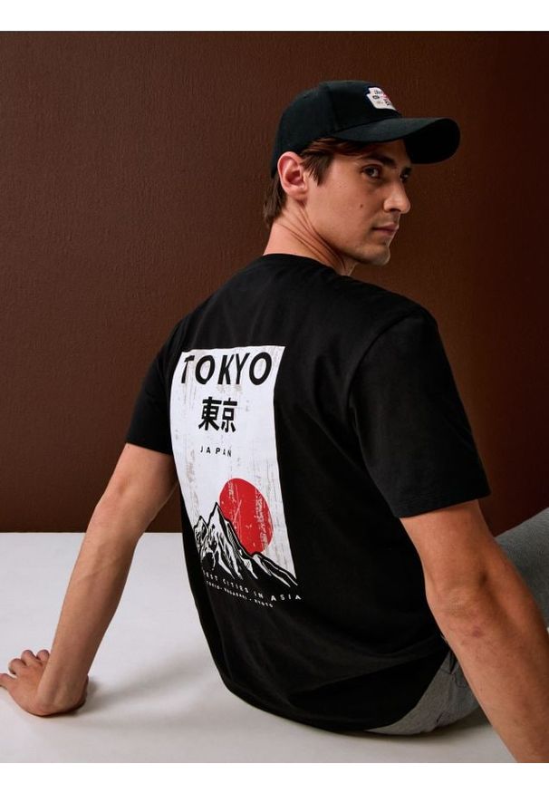 Sinsay - Bawełniana koszulka z nadrukiem na plecach - czarny. Kolor: czarny. Materiał: bawełna. Wzór: nadruk