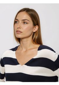 Reserved - Sweter z wiskozą - wielobarwny. Materiał: wiskoza