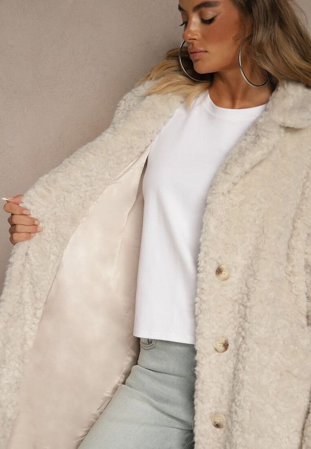 Renee - Beżowy Futrzany Płaszcz o Długim Kroju Typu Teddy Tadelia. Okazja: na co dzień. Kolor: beżowy. Materiał: futro. Długość: długie. Styl: casual, klasyczny