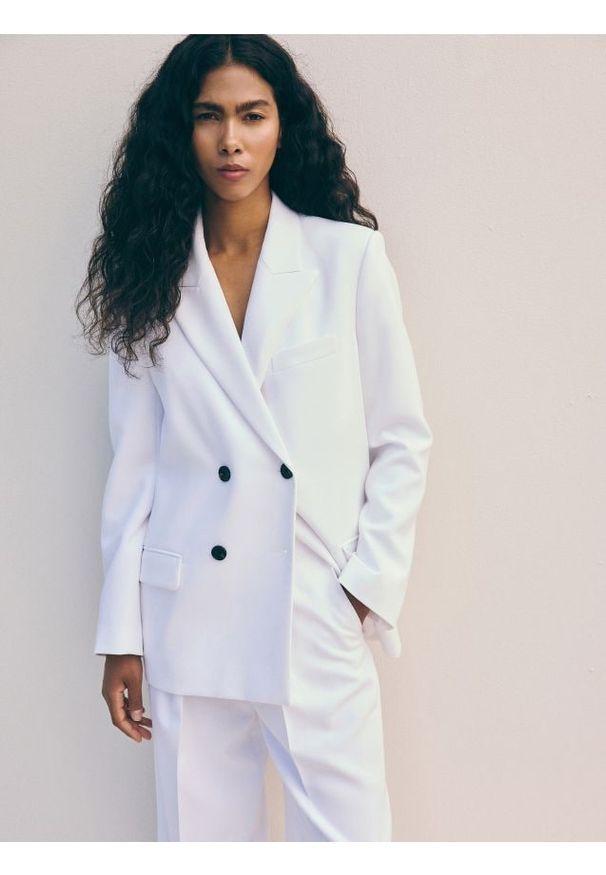 Reserved - Dwurzędowa marynarka oversize - biały. Kolor: biały. Materiał: tkanina. Wzór: gładki