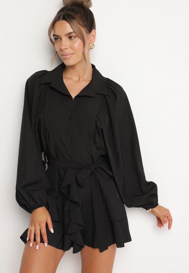 Born2be - Czarna Sukienka Ozdobiona Paskiem i Falbanami Divilena. Okazja: na co dzień. Kolor: czarny. Materiał: jeans. Wzór: aplikacja. Styl: casual, elegancki