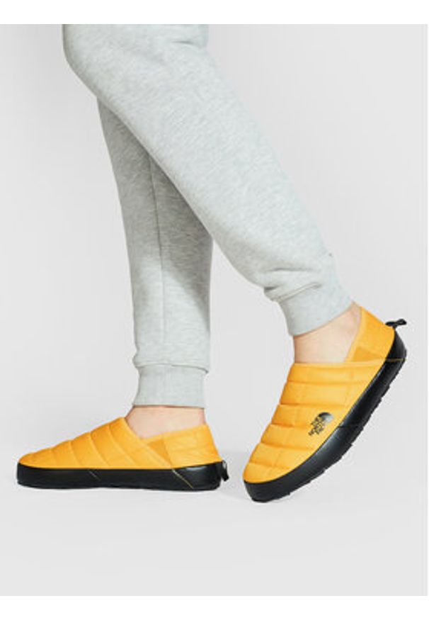 The North Face Kapcie Thermoball Traction Mule V NF0A3UZNZU31 Żółty. Kolor: żółty. Materiał: materiał