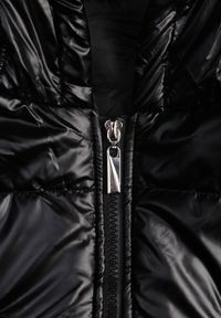 Renee - Czarna Kamizelka o Długim Kroju Wykończona Imitacją Kieszeni i Kapturem Mavaline. Okazja: na co dzień, na spacer. Kolor: czarny. Materiał: jeans, bawełna. Długość: długie. Styl: casual #2