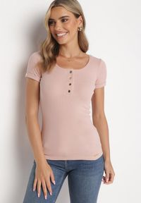 Born2be - Różowy T-shirt Jocela. Okazja: na co dzień. Kolor: różowy. Materiał: jeans, bawełna, dzianina, prążkowany. Długość rękawa: krótki rękaw. Długość: krótkie. Wzór: gładki. Styl: casual, klasyczny #5