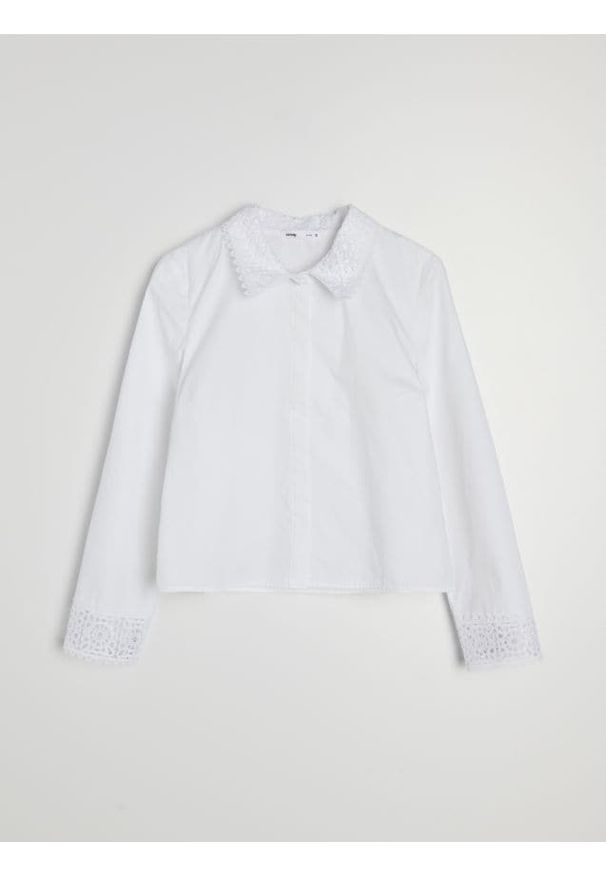 Sinsay - Bawełniana koszula regular fit z koronkowymi detalami - biały. Kolor: biały. Materiał: bawełna, koronka