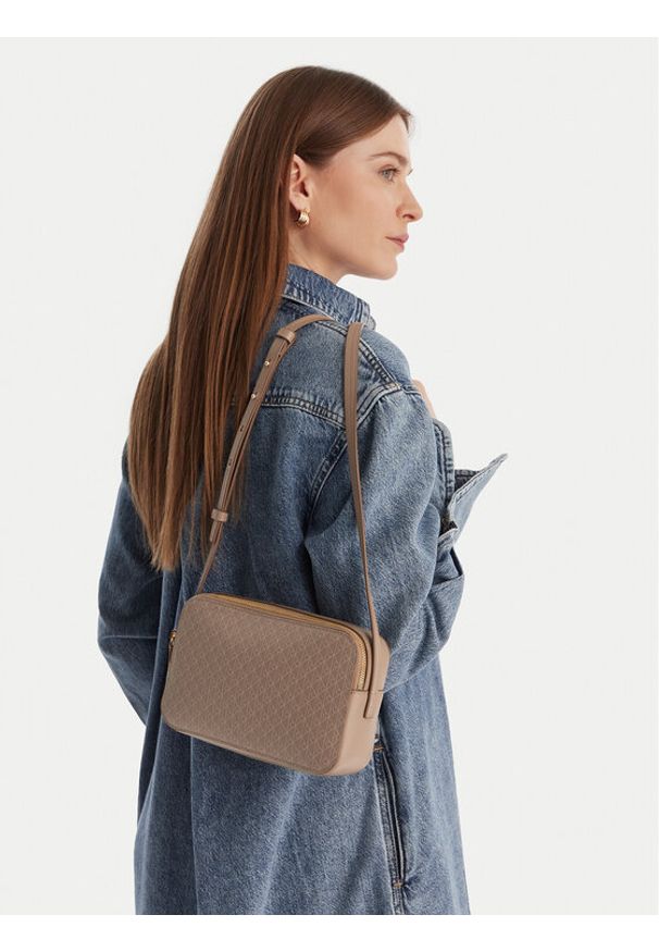 Calvin Klein Torebka Emblem Aop Elongated Camera Bag LV04F3268G Beżowy. Kolor: beżowy. Materiał: skórzane
