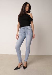 Born2be - Niebieskie Dopasowane Jeansy z Bawełną i Modelującym Przeszyciem Janiah. Okazja: do pracy, na co dzień. Kolor: niebieski. Styl: casual #7