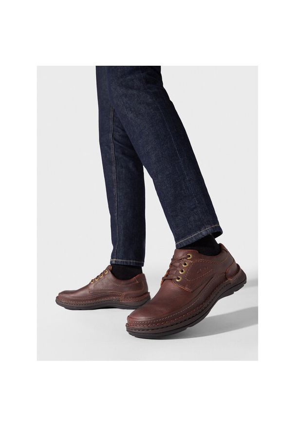 Półbuty Clarks. Kolor: brązowy