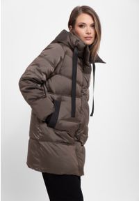 Volcano - Pikowany płaszcz J-KALI. Kolor: brązowy. Materiał: poliamid, materiał, puch. Długość: długie. Sezon: zima. Styl: elegancki #1