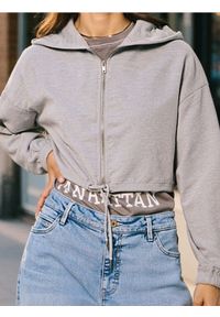 Sinsay - Bluza crop z kapturem - szary. Typ kołnierza: kaptur. Kolor: szary #1