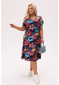 Moda Size Plus Iwanek - Wiskozowa sukienka Solea w wielobarwne hibiskusy PLUS SIZE XXL OVERSIZE. Okazja: do pracy, na co dzień, na spacer. Typ kołnierza: dekolt w serek. Kolekcja: plus size. Materiał: wiskoza. Sezon: lato. Typ sukienki: oversize, dla puszystych. Styl: klasyczny, casual, elegancki