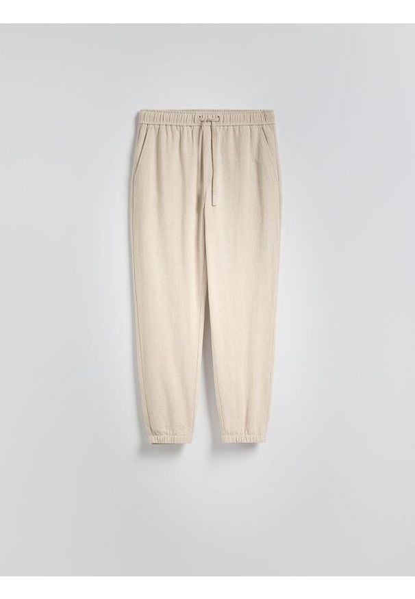 Reserved - Spodnie jogger z lnem - beżowy. Kolor: beżowy. Materiał: len