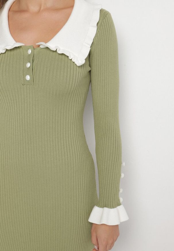 Born2be - Zielona Dzianinowa Sukienka Retro z Wiskozą z Kołnierzykiem i Falbanami Hanlira. Okazja: na co dzień. Kolor: zielony. Materiał: dzianina, wiskoza. Styl: retro