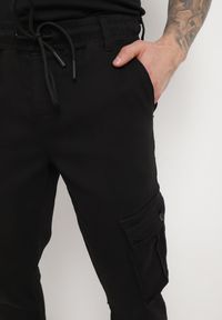 Born2be - Czarne Bawełniane Spodnie Bojówki Wiązane w Pasie Riyala. Kolor: czarny. Materiał: bawełna #3