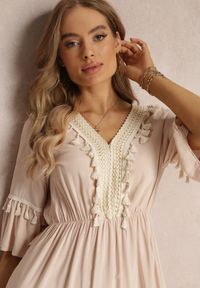 Renee - Beżowa Sukienka Maxi z Gumką w Talii z Ozdobnymi Chwostami z Wiskozy Zisel. Kolor: beżowy. Materiał: wiskoza. Długość: maxi