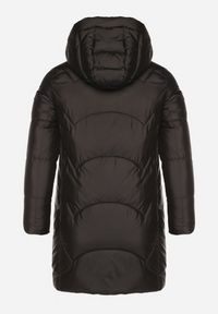 Born2be - Czarna Długa Pikowana Kurtka z Nieodpinanym Kapturem Mevessia. Okazja: na co dzień. Kolor: czarny. Materiał: jeans. Długość: długie. Styl: klasyczny, casual, elegancki #5