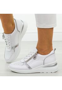 Białe skórzane sneakersy damskie na koturnie Cambell 94311. Okazja: na co dzień. Zapięcie: sznurówki. Kolor: biały. Materiał: skóra. Szerokość cholewki: normalna. Sezon: wiosna, jesień, lato. Obcas: na koturnie. Styl: casual, elegancki, sportowy, klasyczny #1