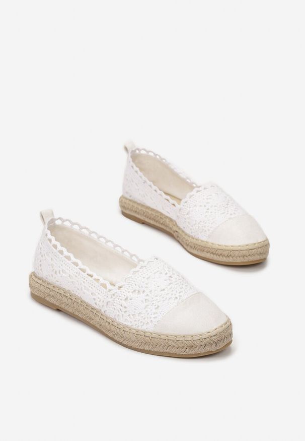 Born2be - Białe Espadryle Daemona. Okazja: na co dzień. Zapięcie: bez zapięcia. Kolor: biały. Materiał: materiał, len. Wzór: gładki, ażurowy, haft, aplikacja. Obcas: na płaskiej podeszwie. Styl: casual