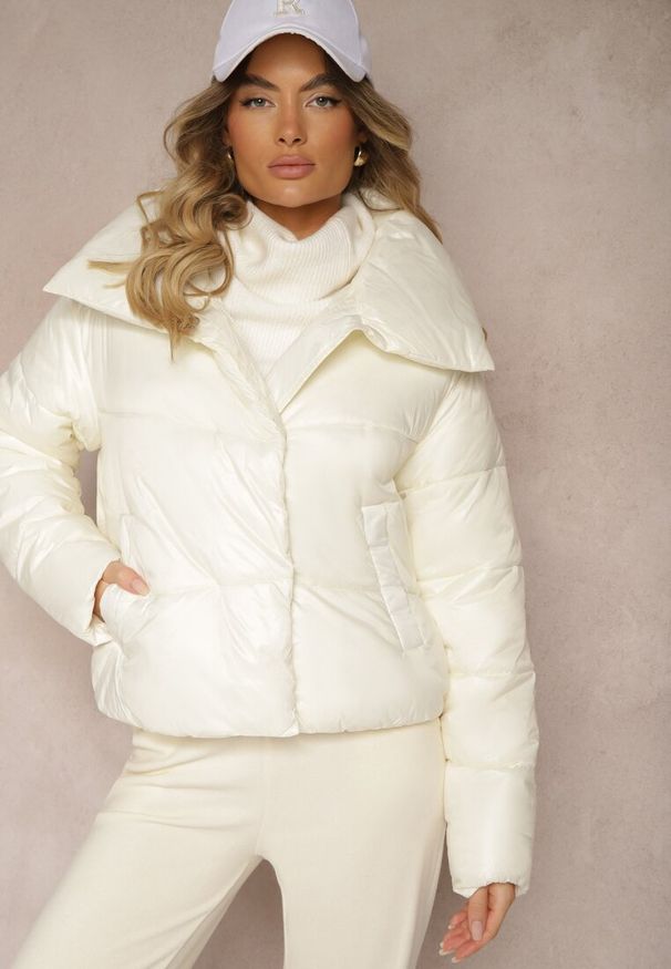 Renee - Biała Puchowa Kurtka z Pikowanymi Przeszyciami Wywiniętym Kołnierzem i Kieszeniami Melabine. Okazja: na co dzień. Kolor: biały. Materiał: puch. Styl: elegancki, casual