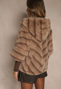 Renee - Beżowa Kurtka Futrzana o Kroju Oversize z Kapturem i Rękawami 3/4 Titene. Okazja: na co dzień. Typ kołnierza: kaptur. Kolor: beżowy. Materiał: futro. Sezon: zima. Styl: klasyczny, casual, elegancki #5