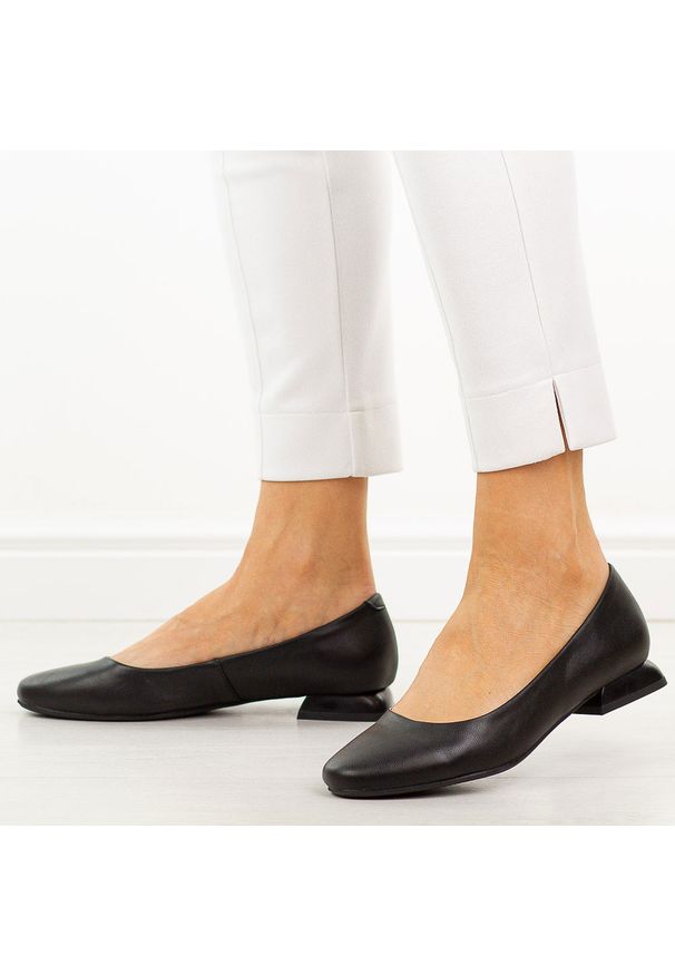 Czarne skórzane czółenka damskie M.Daszyński Ol51-1. Okazja: na co dzień. Nosek buta: okrągły. Kolor: czarny. Szerokość cholewki: normalna. Materiał: skóra. Sezon: wiosna, jesień, lato. Obcas: na obcasie. Styl: casual, elegancki, klasyczny, wizytowy. Wysokość obcasa: niski