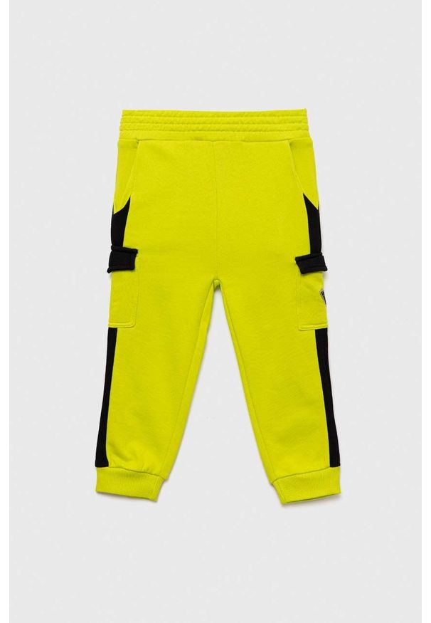 Guess spodnie dresowe bawełniane dziecięce kolor zielony wzorzyste. Stan: podwyższony. Kolor: zielony. Materiał: bawełna, dresówka