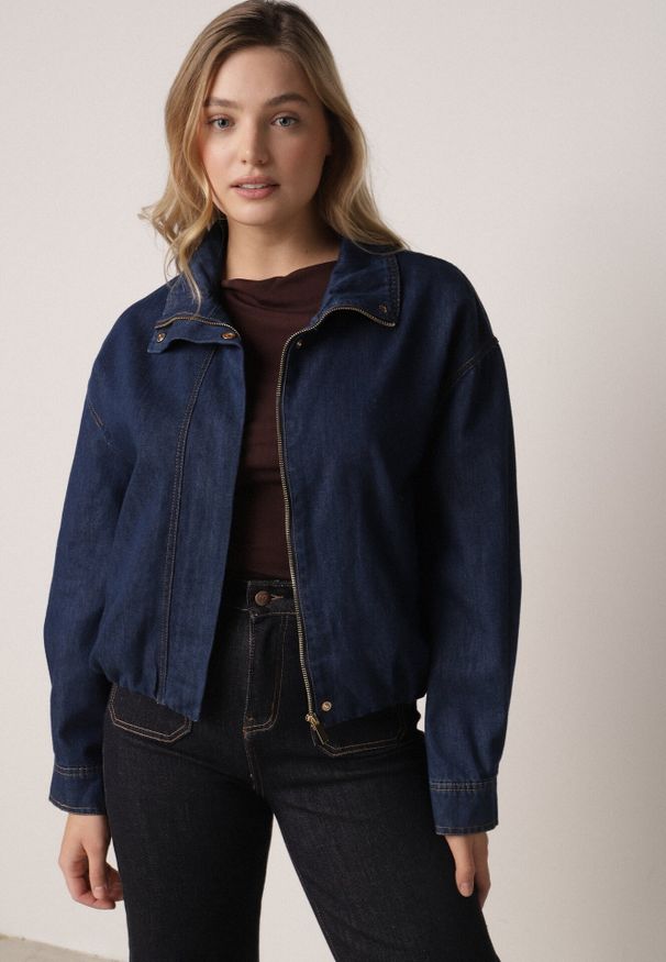 Born2be - Ciemnoniebieska Jeansowa Kurtka Przejściowa z Bawełny o Kroju Bombki z Kołnierzykiem Jotima. Okazja: na co dzień, na randkę. Kolor: niebieski. Materiał: bawełna, jeans. Styl: casual, elegancki
