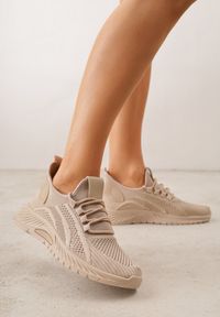 Renee - Ciemnobeżowe Buty Sportowe na Platformie ze Sznurowaniem Adelmarie. Okazja: na co dzień. Kolor: beżowy. Materiał: jeans, dresówka. Obcas: na platformie #3