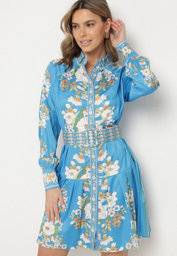 Born2be - Niebieska Sukienka Koszulowa w Kwiatowy Wzór z Bufiastymi Rękawami i Paskiem Aladira. Okazja: na co dzień. Kolor: niebieski. Wzór: kwiaty. Typ sukienki: koszulowe. Styl: casual, elegancki