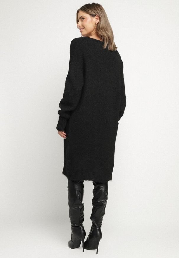 Born2be - Czarna Dzianinowa Sukienka z Domieszką Wełny o Pudełkowym Kroju Esmerea. Okazja: na co dzień. Typ kołnierza: dekolt w kształcie V. Kolekcja: plus size. Kolor: czarny. Materiał: dzianina, wełna. Długość rękawa: długi rękaw. Typ sukienki: dla puszystych. Styl: casual, klasyczny