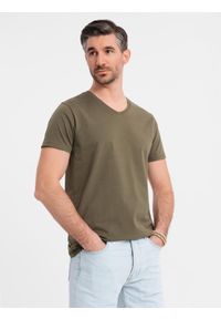 Ombre Clothing - Męska klasyczna bawełniana koszulka z dekoltem w serek BASIC – ciemnooliwkowa V6. Typ kołnierza: dekolt w serek. Kolor: oliwkowy. Materiał: bawełna. Styl: klasyczny