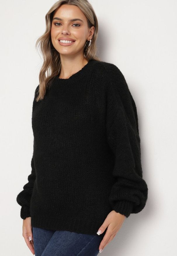 Born2be - Czarny Sweter o Klasycznym Prostym Kroju z Domieszką Wełny i Wiskozy Sezisya. Okazja: na co dzień. Kolor: czarny. Materiał: wiskoza, wełna. Długość rękawa: długi rękaw. Długość: długie. Wzór: aplikacja. Sezon: zima, jesień. Styl: klasyczny