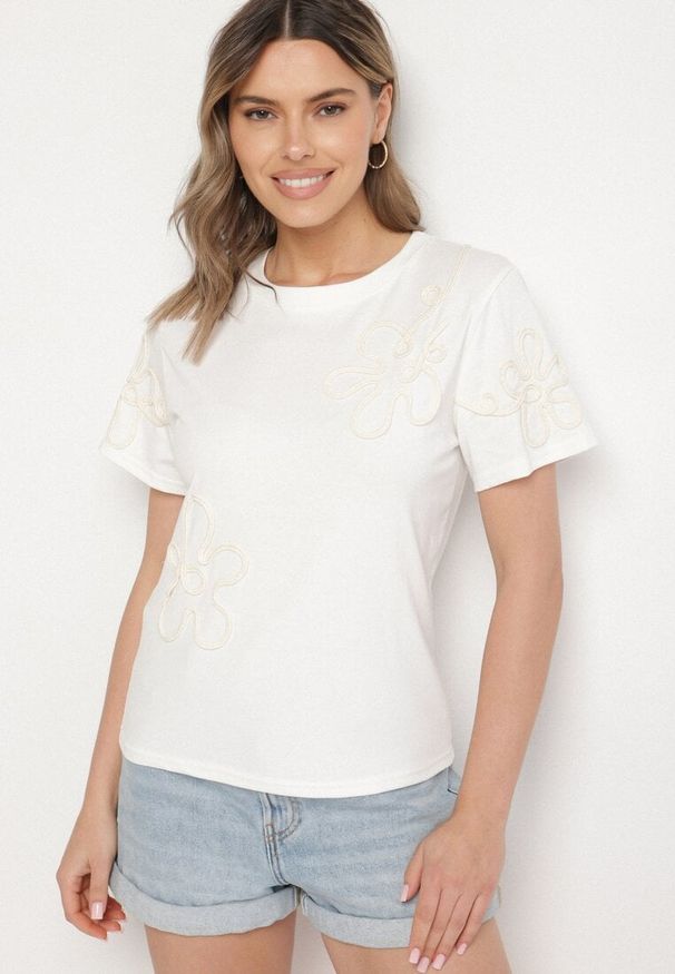 Born2be - Biały T-shirt z Kwiatowymi Aplikacjami Tilenna. Okazja: na co dzień. Kolor: biały. Materiał: jeans. Wzór: aplikacja, kwiaty. Styl: klasyczny, elegancki, casual