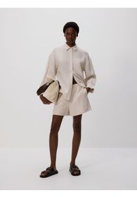 Reserved - Szorty z wiskozą - beżowy. Kolor: beżowy. Materiał: wiskoza