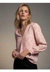 Sinsay - Bluzka koszulowa z dekoltem V w kwiaty z wiskozy - różowy. Kolor: różowy. Materiał: wiskoza. Wzór: kwiaty #1