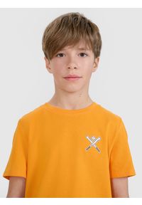 4f - 4F T-shirt regular z nadrukiem chłopięcy - pomarańczowy 134 (8-9 lat). Okazja: na co dzień. Kolor: pomarańczowy. Materiał: dzianina, bawełna, jersey. Długość rękawa: krótki rękaw. Długość: krótkie. Wzór: nadruk. Sezon: lato. Styl: klasyczny, sportowy, casual