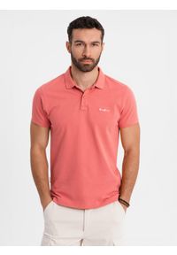 Ombre Clothing - Koszulka polo z bawełnianej dzianiny pique – koralowa V6. Okazja: na co dzień. Typ kołnierza: polo. Kolor: pomarańczowy. Materiał: bawełna, dzianina. Długość rękawa: krótki rękaw. Długość: krótkie. Wzór: haft. Styl: elegancki, casual #1
