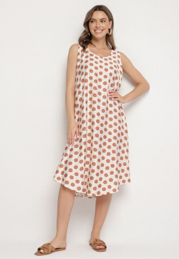 Born2be - Beżowa Sukienka o Pudełkowym Kroju Bez Rękawów w Kropki Fevasine. Okazja: na co dzień. Kolor: beżowy. Długość rękawa: bez rękawów. Wzór: kropki. Styl: klasyczny, casual, elegancki