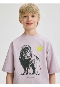 Reserved - T-shirt oversize z nadrukiem - jasnofioletowy. Kolor: fioletowy. Materiał: bawełna, dzianina. Wzór: nadruk