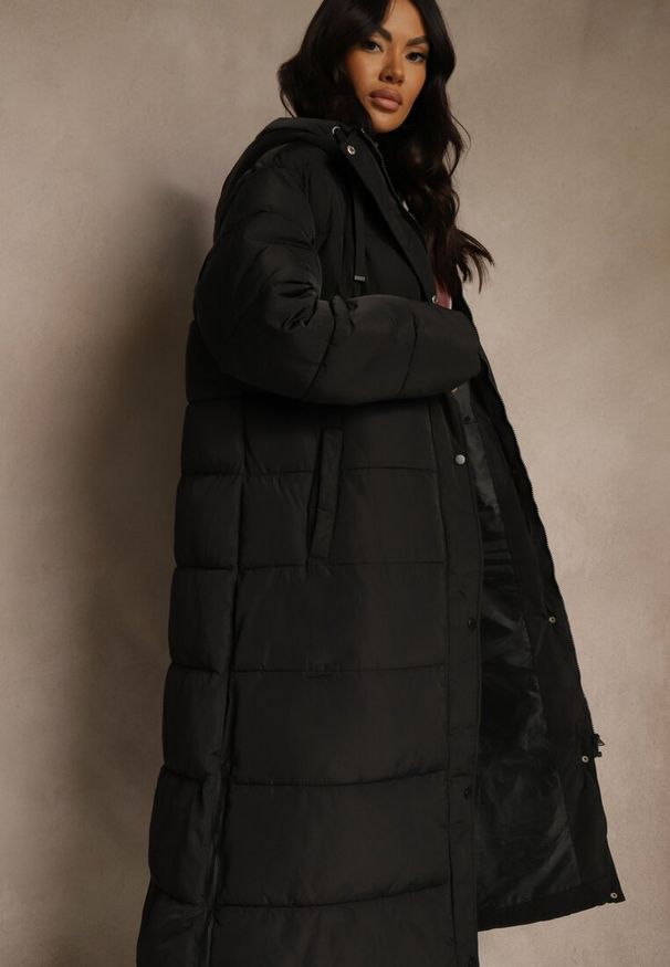 Renee - Czarna Długa Kurtka Zimowa z Pikowanymi Przeszyciami Kapturem i Suwakami Mevanesa. Okazja: na co dzień. Kolekcja: plus size. Kolor: czarny. Materiał: jeans, zamsz. Długość: długie. Sezon: zima. Styl: casual, elegancki