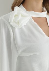 Born2be - Biała Bluzka z Ozdobnym Dekoltem Gomi. Kolor: biały. Długość rękawa: długi rękaw. Długość: długie. Wzór: kwiaty #4