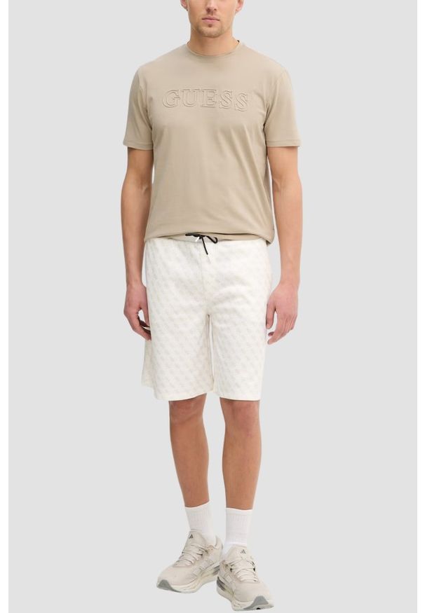 Guess - GUESS Kremowe męskie spodenki w monogram New Korbin, Rozmiar M. Okazja: na co dzień. Kolor: beżowy. Sezon: lato. Styl: casual, sportowy