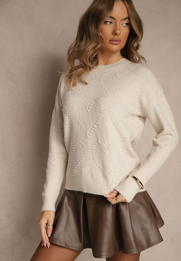 Renee - Jasnobeżowy Sweter z Tłoczonymi Sercami Unareia. Okazja: na co dzień. Kolor: beżowy. Materiał: jeans. Sezon: jesień. Styl: casual