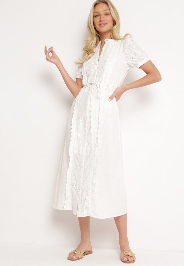 Born2be - Biała Sukienka Rozkloszowana z Bawełny Wiązana w Talii Ozdobiona Koronką Mleiana. Okazja: na randkę. Kolor: biały. Materiał: bawełna, koronka. Wzór: aplikacja, koronka. Styl: elegancki