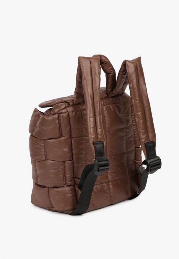 Born2be - Brązowy Pikowany Plecak w Stylu Puffer z Klapą i Ściągaczem Ruvitte. Kolor: brązowy. Materiał: jeans, materiał, dzianina. Styl: casual