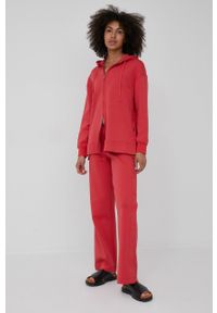 Emporio Armani spodnie dresowe damskie kolor czerwony gładkie. Stan: podwyższony. Kolor: czerwony. Materiał: dresówka. Wzór: gładki