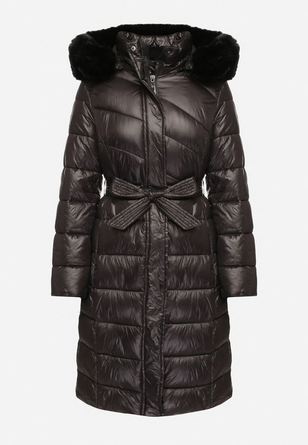 Born2be - Czarna Pikowana Kurtka o Długim Kroju z Odpinanym Kapturem z Futerkiem i Paskiem oleti. Okazja: na co dzień, na spacer. Kolor: czarny. Materiał: futro. Długość: długie. Sezon: zima. Styl: elegancki, klasyczny, casual