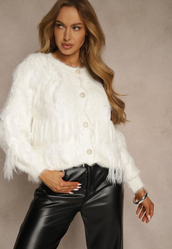 Renee - Jasnobeżowy Kardigan w Eleganckim Stylu z Imitacją Piór i Perłowymi Guzikami Nessea. Kolor: beżowy. Materiał: wełna, satyna, jeans. Styl: elegancki