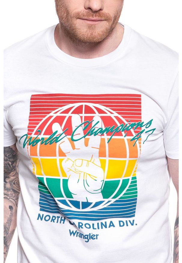 Wrangler - WRANGLER T SHIRT SS GLOBE TEE WHITE W7D9FK989 112131770. Wzór: nadruk