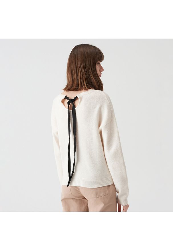 Sinsay - Sweter z ozdobnym wiązaniem na plecach - Kremowy. Kolor: kremowy